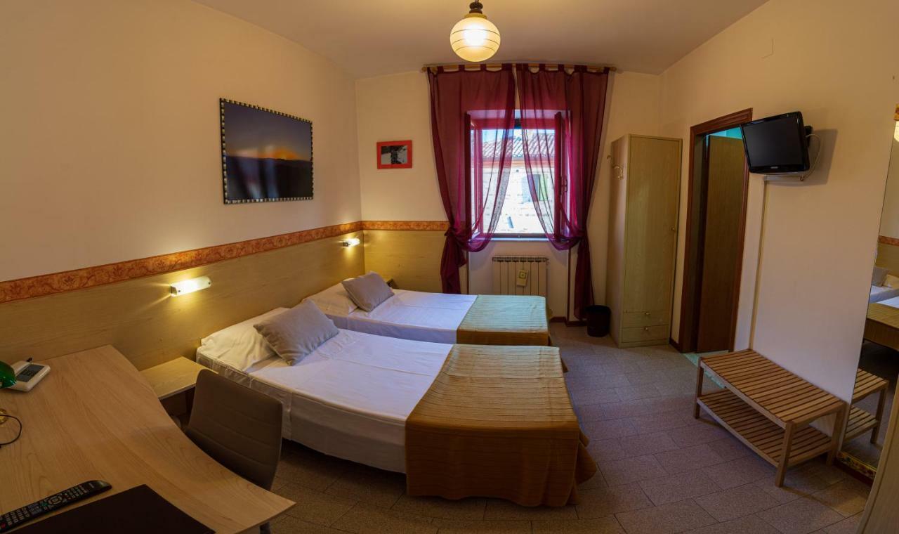 Due Torri Hotel San Severino Marche Exterior photo